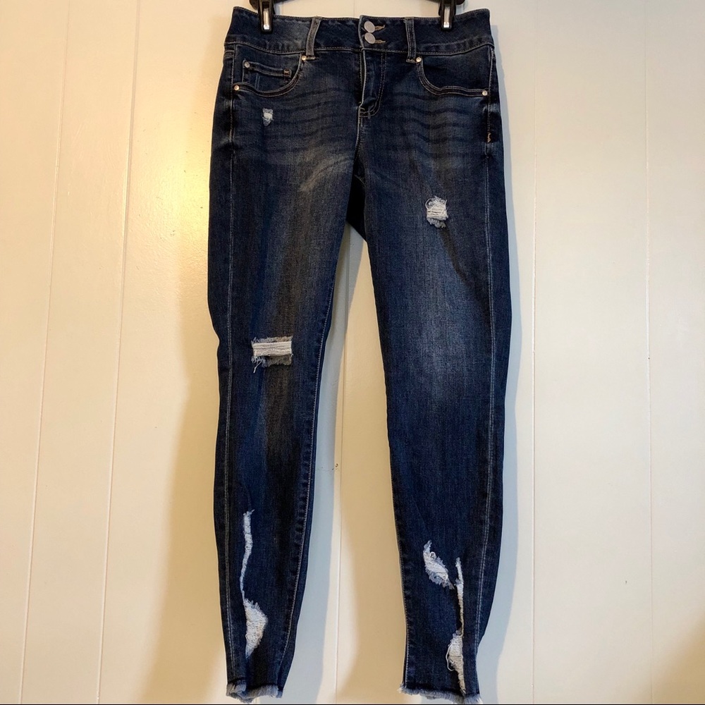 Refuge jeans destressed size 6